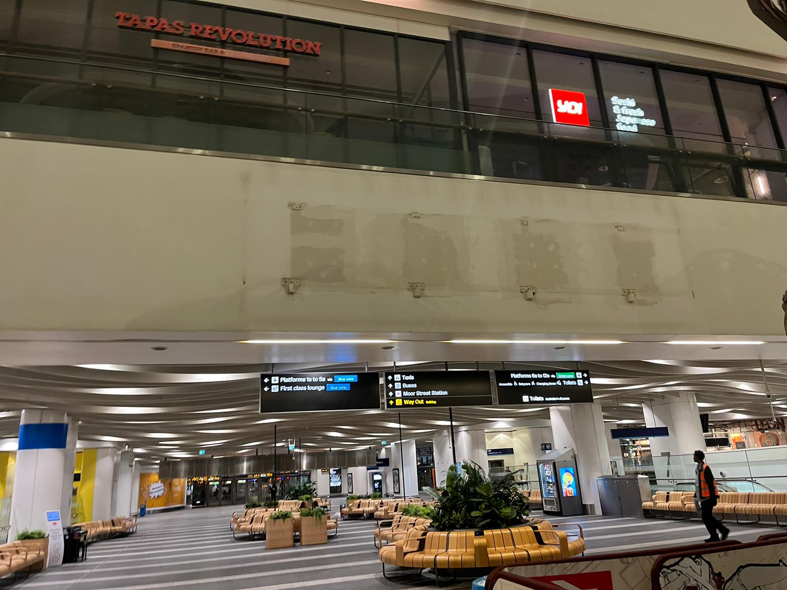 JCDecaux - Screen Removal at Birmingham New St, Grand Central Station