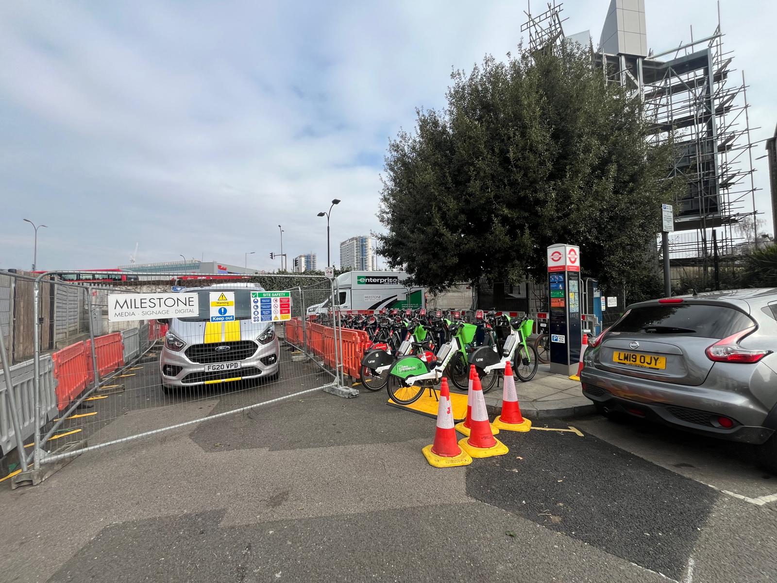 JCDecaux - Holland Park Roundabout
