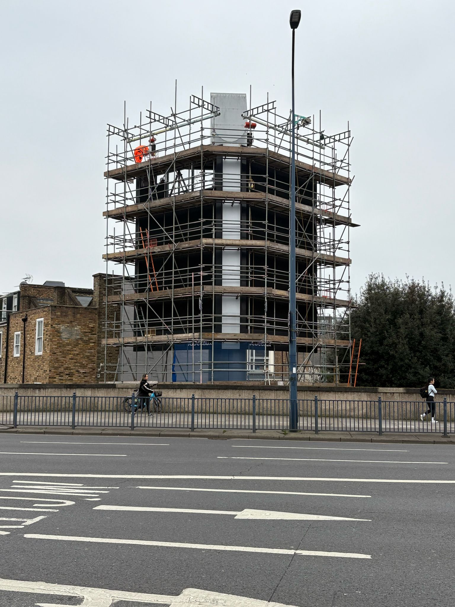 JCDecaux - Holland Park Roundabout