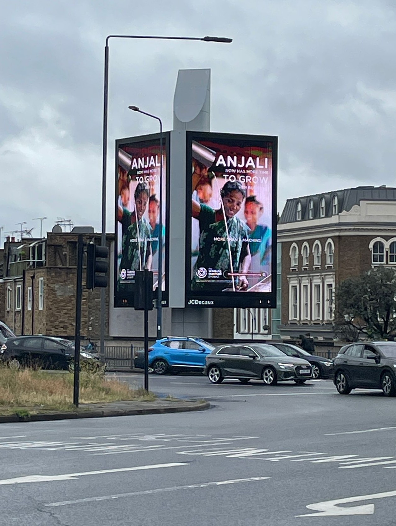 JCDecaux - Holland Park Roundabout